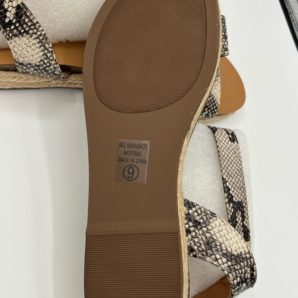 CityClassified Sandals size 9 New - Picture 4 of 5